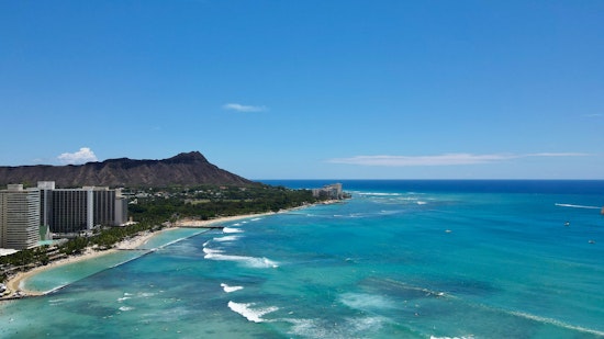 Video: Atlantis Tour Boat Runs Aground on Waikiki Reef During Heavy Surf
