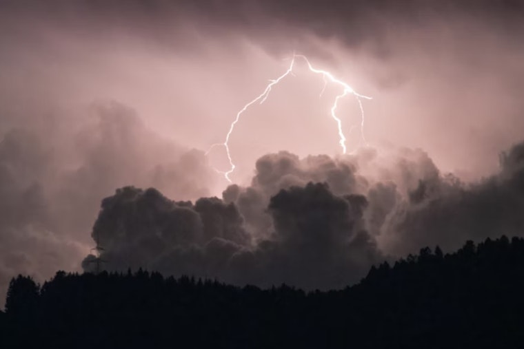 Denver Braces for Showers and Thunderstorms with Chances Increasing Monday