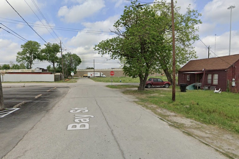 Elderly Woman Fatally Injured in Houston Single-Vehicle Crash on Bay Street