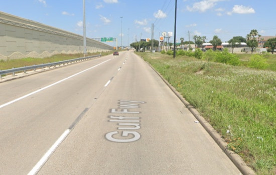 Houston Police Investigate Fatal Auto-Pedestrian Crash on Gulf Freeway Service Road