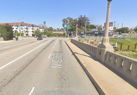 LAFD Quickly Extinguishes Quarter-Acre Grass Fire on Harbor Freeway in San Pedro