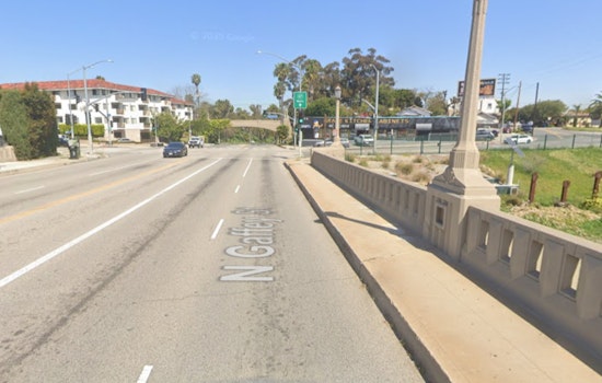 LAFD Quickly Extinguishes Quarter-Acre Grass Fire on Harbor Freeway in San Pedro