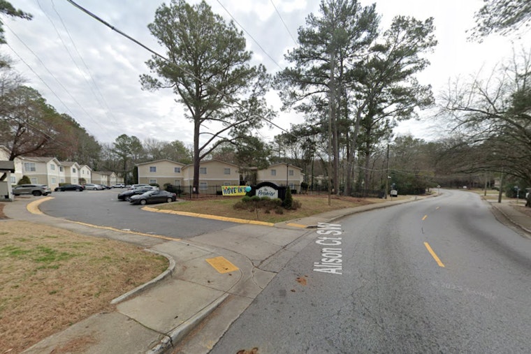 Man Suffers Stab Wounds in Southwest Atlanta Neighborhood, Police Investigate
