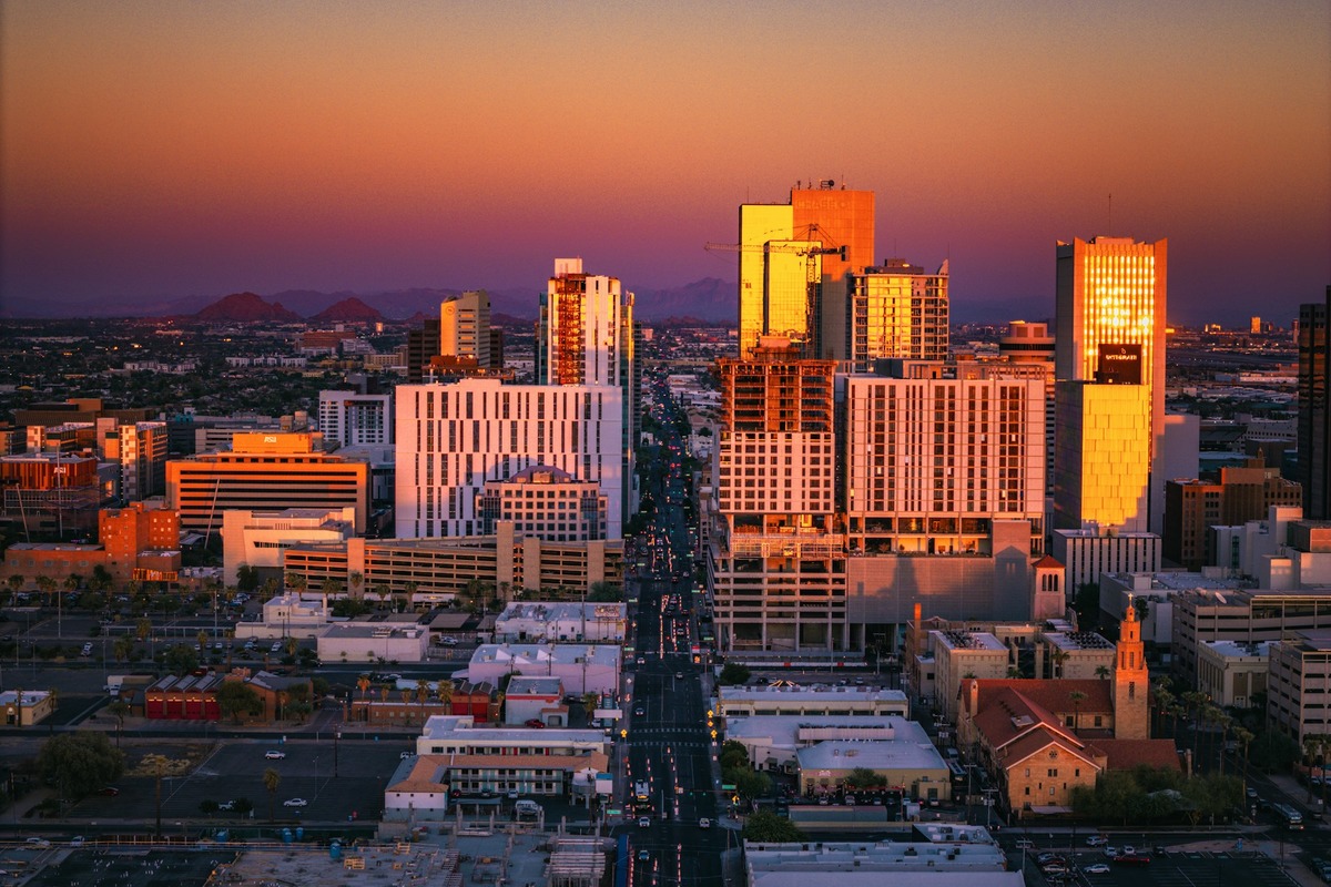 Phoenix Basks in Sunshine: Clear Skies and Rising Temperatures in the