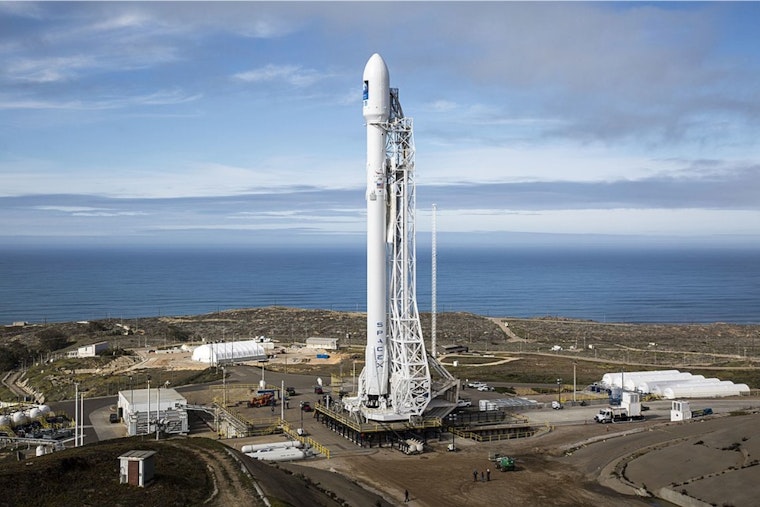 SpaceX's Falcon 9 Rocket Mesmerizes Southern California with 28th Starlink Satellite Launch from Vandenberg