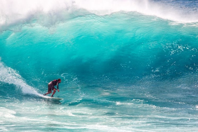 Surfing Community Rallies as Hawaiian Airlines Faces Criticism for Rejecting Champion Joel Tudor’s Longboard