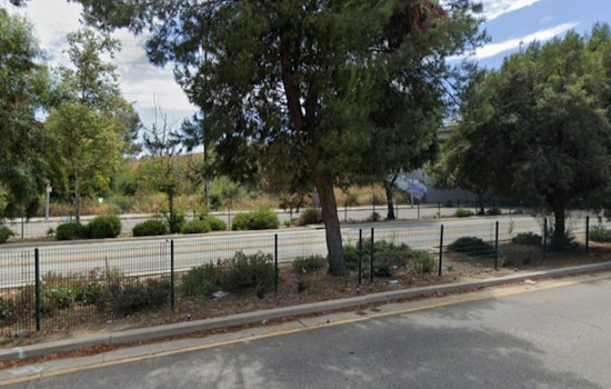 Swift Response from LAFD Extinguishes Grass Fire Near 170 Freeway in North Hollywood, Minimizes Traffic Disruption