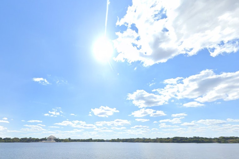 Washington D.C. Greeted by Sunny Skies and Upcoming Chances of Rain in Autumn Forecast