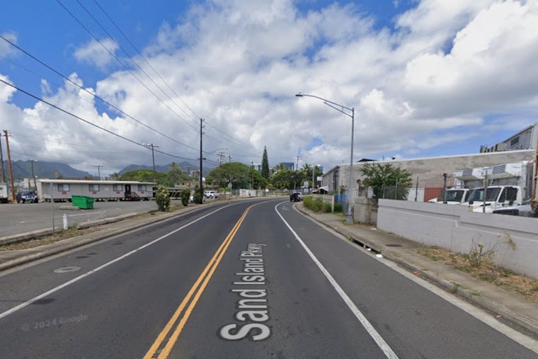 43-Year-Old Woman Suffers Serious Injuries in Moped Accident on Sand Island Parkway, Honolulu