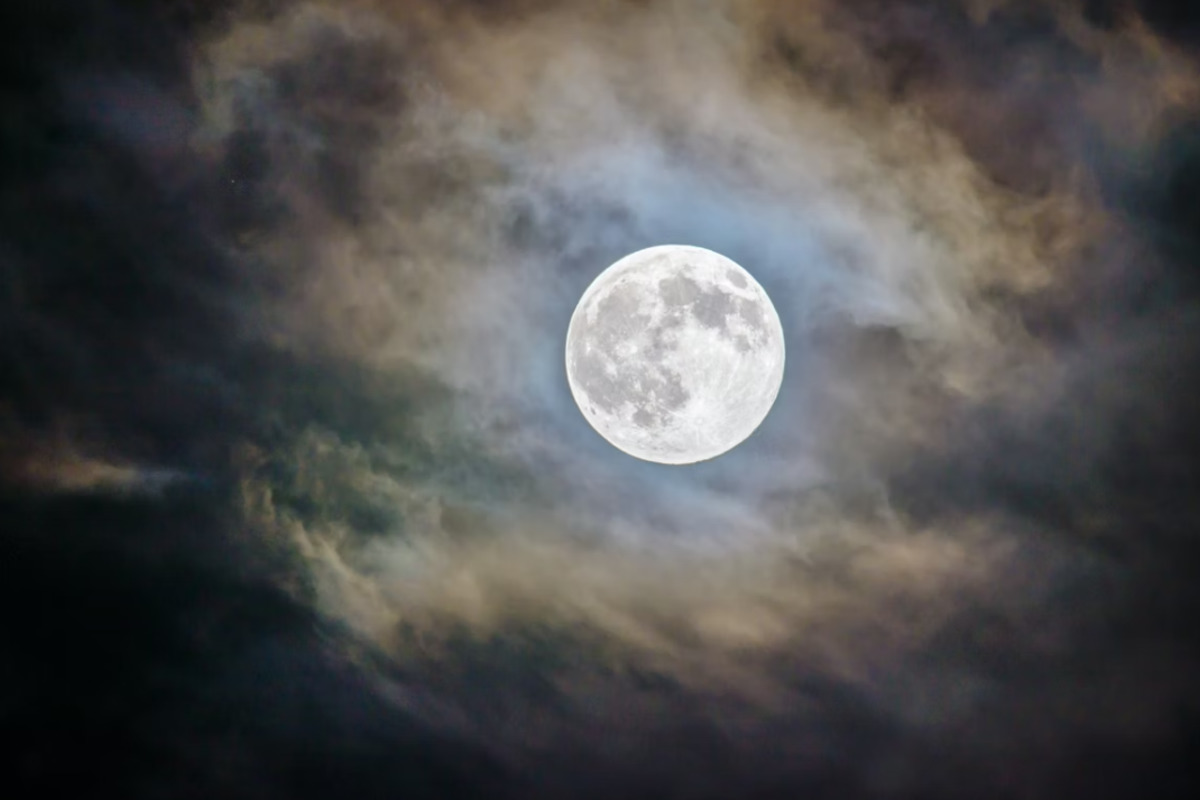 【Moon】 Arizona's First Supermoon of 2026 as the Enchanting Wolf Moon Rises