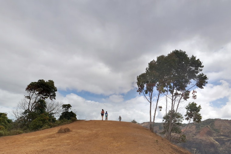 California Tourist Injured on Nualolo Trail in Kaua‘i, Successfully Rescued by Fire Department