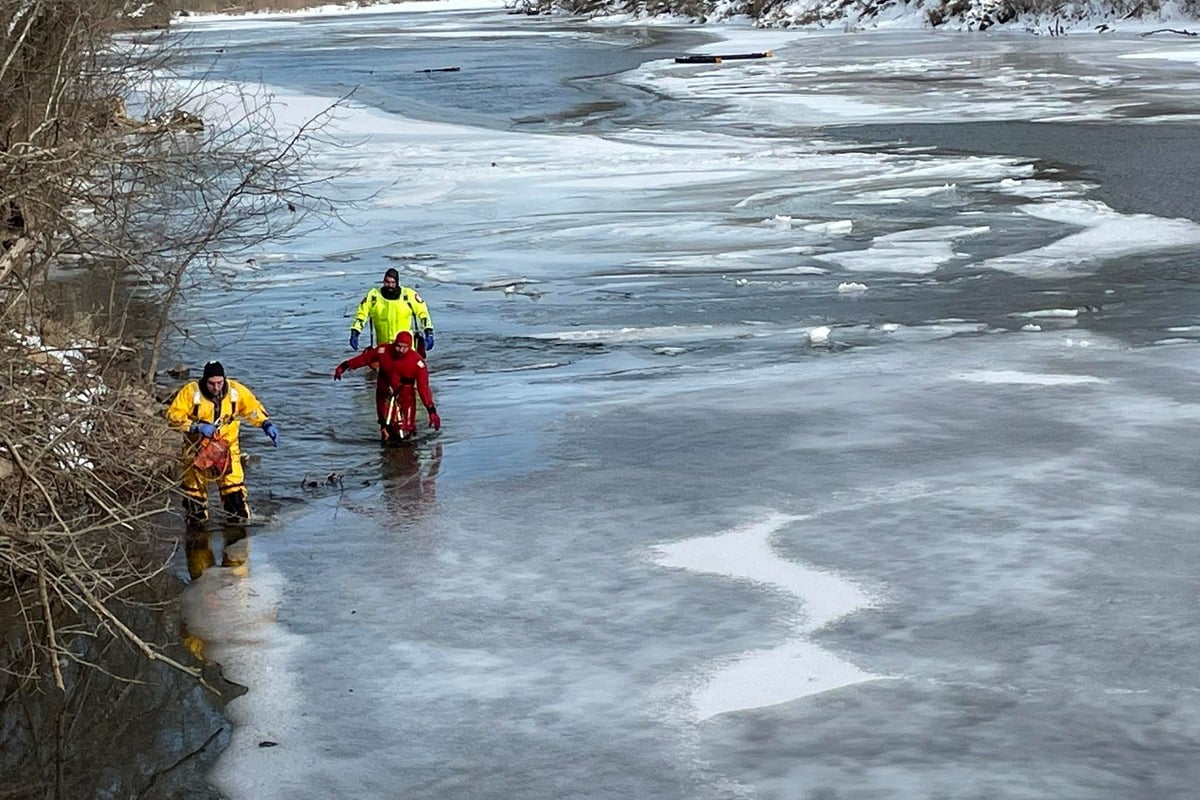 Chopper Crashes Into Meramec River Near Sullivan, Four Escape With