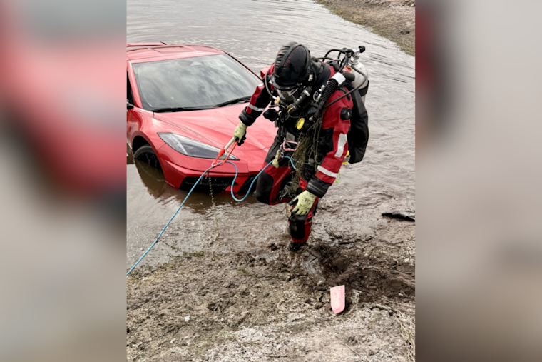 Dive Teams Retrieve Submerged Corvette in Orlando Retention Pond, Investigation Underway