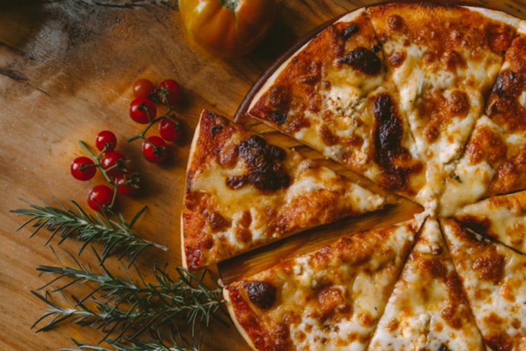 Downtown Diehards Swarm Guerrilla Pizza’s New Detroit-Style Den