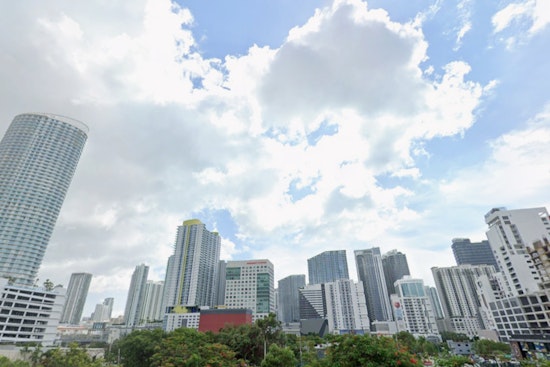 Miami Enjoys Warm Weekend with Slight Chance of Showers Before Approaching Cold Front