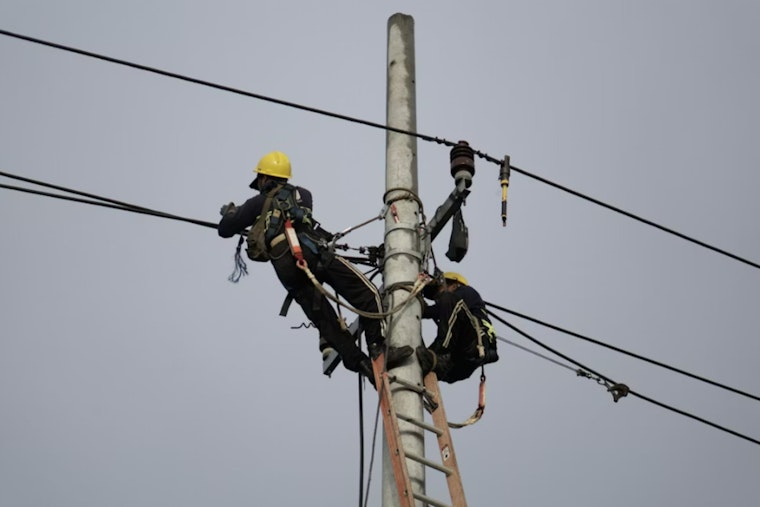Midday Blackout Silences Waikiki Shops and Diamond Head Homes