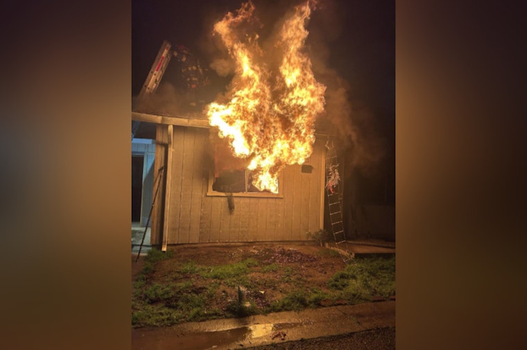 Modesto Firefighters Rapidly Contain Apartment Blaze on Roselawn Avenue, Prevent Spread to Adjacent Homes
