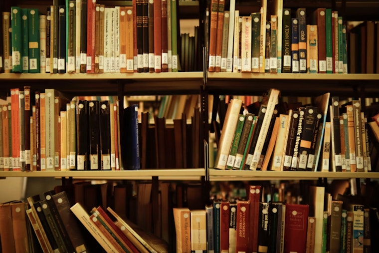 Oak Creek's Book Nook to Host $5 Bag Sale Benefiting Local Library