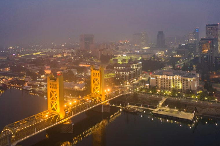 Sacramento Shrouded in Dense Morning Fog, NWS Advises Caution for Commuters