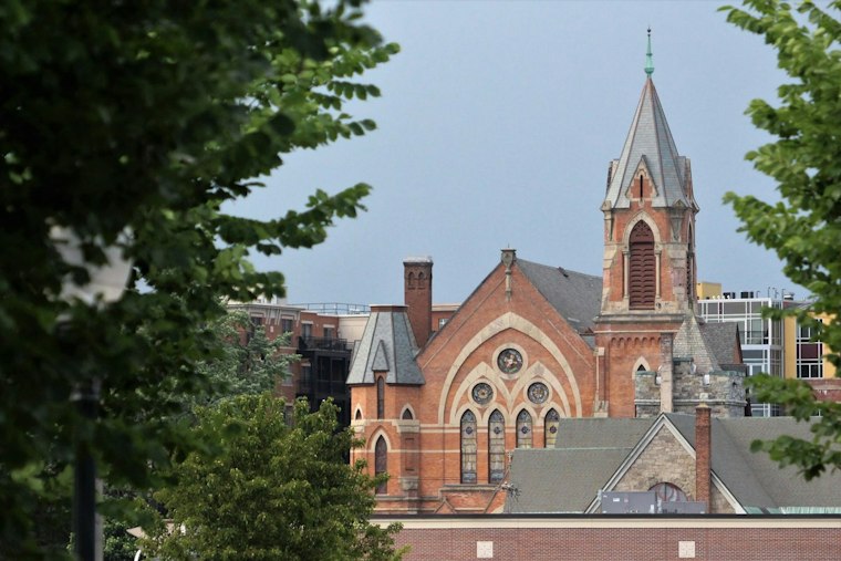 525 Fans Pack Saratoga Springs Hall for Midnight ACOTAR 6 Bash, Tattoos and All