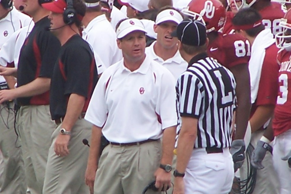 A Bob Stoops Autograph Gives Oklahoma Fan a Personal Lift During Cancer Battle