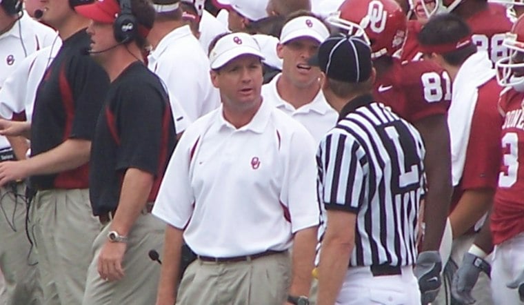 A Bob Stoops Autograph Gives Oklahoma Fan a Personal Lift During Cancer Battle