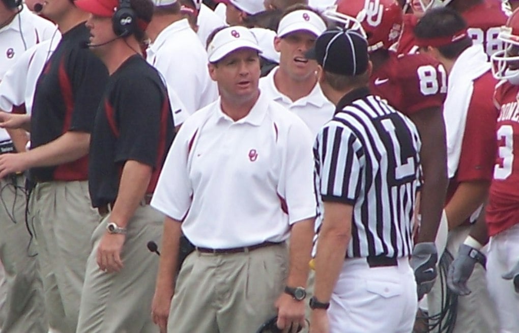 A Bob Stoops Autograph Gives Oklahoma Fan a Personal Lift During Cancer Battle