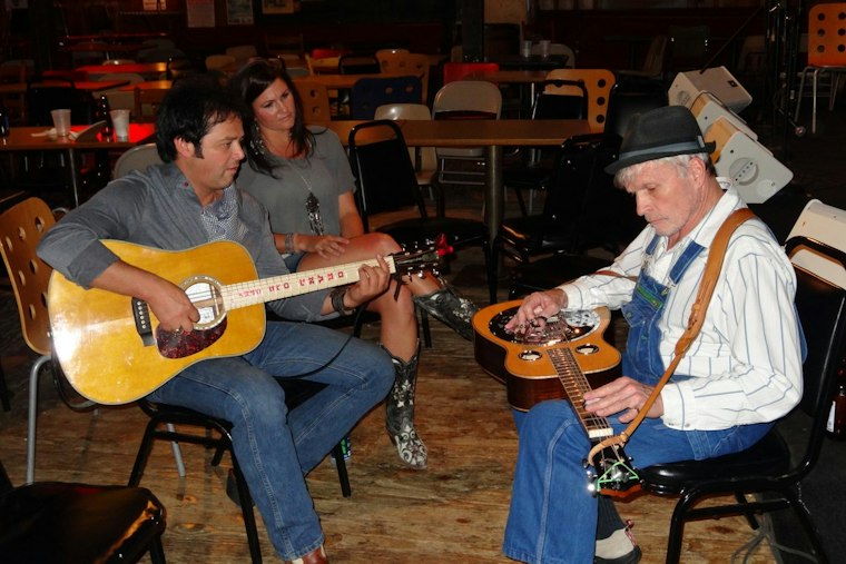A Sold-Out Nashville Guitar Workshop Puts Players onstage With Music Icons