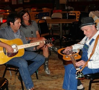 A Sold-Out Nashville Guitar Workshop Puts Players onstage With Music Icons