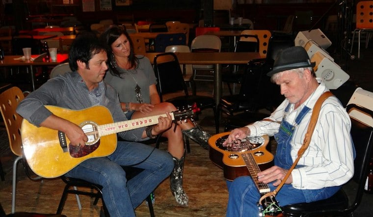 A Sold-Out Nashville Guitar Workshop Puts Players onstage With Music Icons