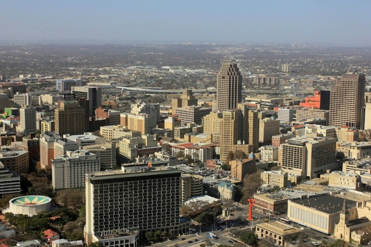 Alamo City Whipped by 45 MPH Gusts as Cold Front Delivers Chilly Weekend
