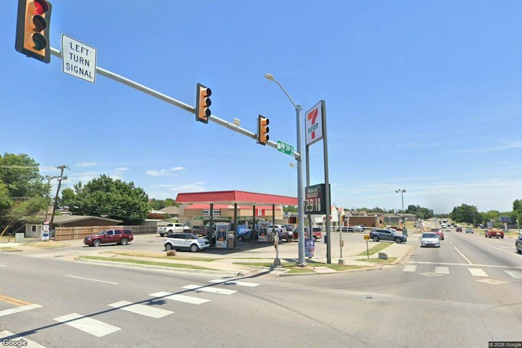 Armed Duo Robs NW Oklahoma City Business, Police Hunt for Pair
