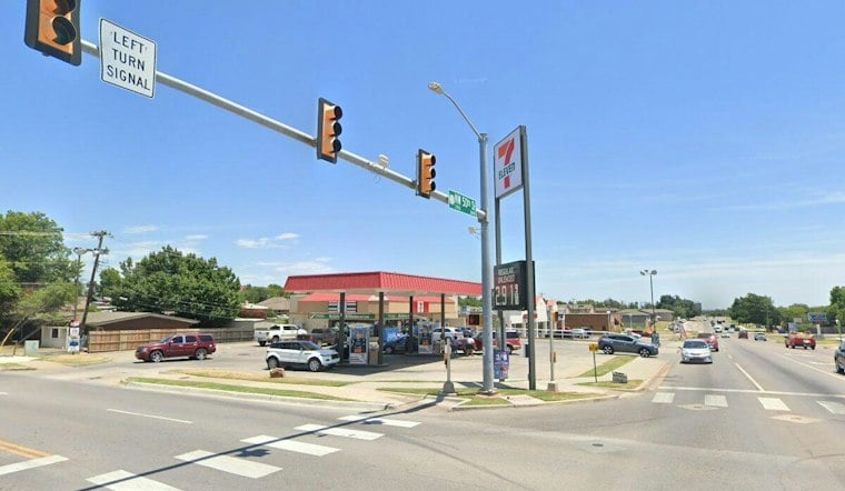 Armed Duo Robs NW Oklahoma City Business, Police Hunt for Pair