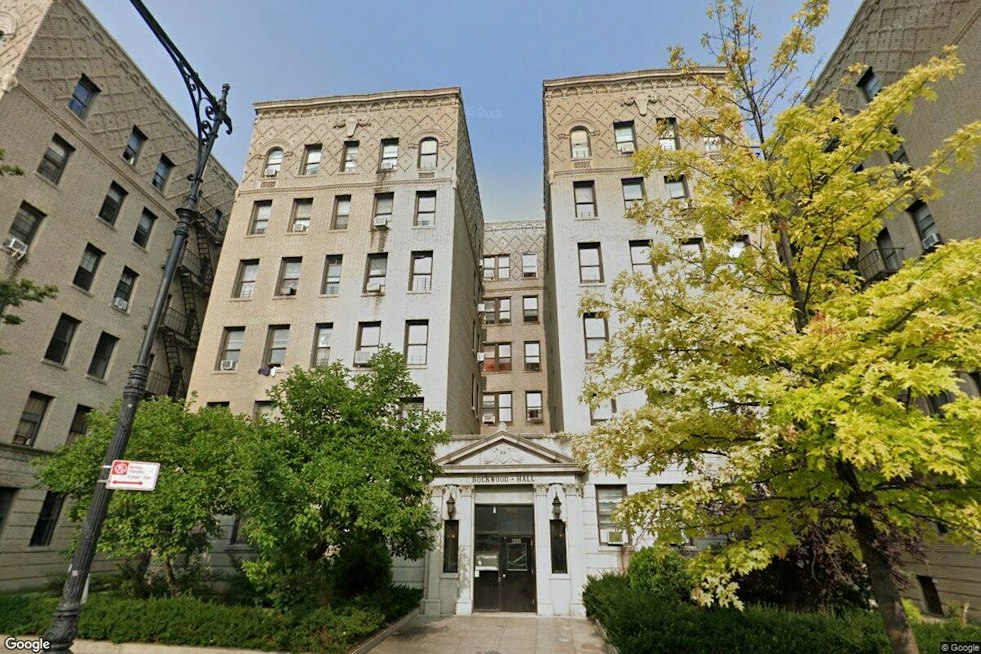 Bronx Man, 27, Fatally Stabbed in Neck Inside Mount Eden Apartment Building