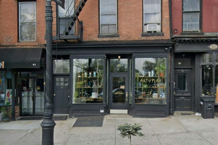 Brooklyn Heights Shop Hit With Review Bombing After Kelly Clarkson's $15K Bird Feud