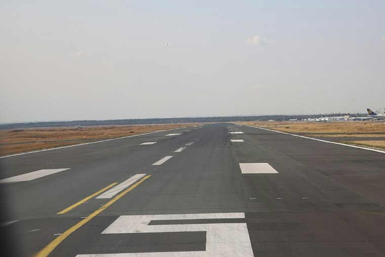 Cessna Lands at Fort Lauderdale Executive Airport Without Apparent Nose Gear