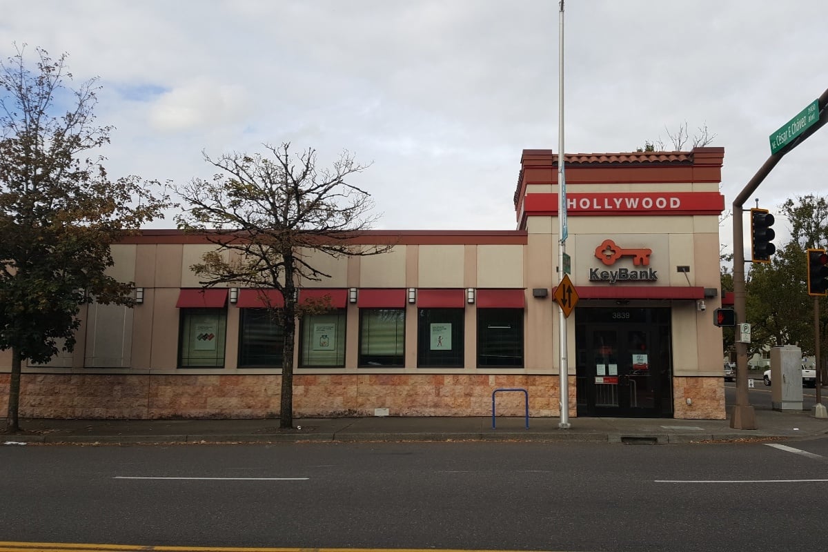 hoodline.com - Clara Robinson - Possible High-Rise Fire Hits Hollywood District, Portland