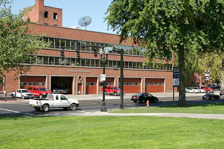 Possible Apartment Fire Reported on SW Alder in Portland