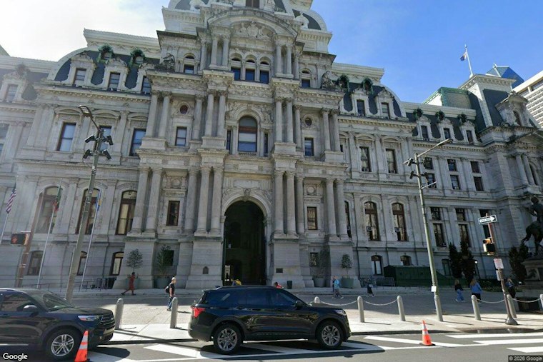 Crowd of a Dozen Beats Suspect Who Stabbed Two Men Outside Philly City Hall