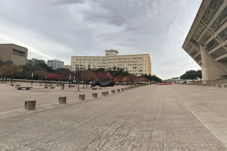 Dallas Council Advances Streetcar Link to Uptown as Costs Pile Up