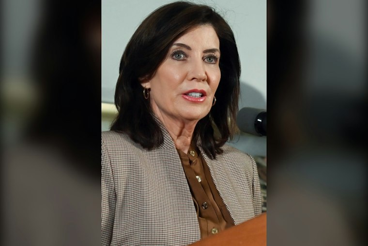 Debra Messing Snubs Hochul, Backs GOP's Blakeman for NY Governor Over Costs