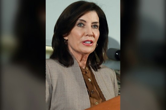 Debra Messing Snubs Hochul, Backs GOP's Blakeman for NY Governor Over Costs