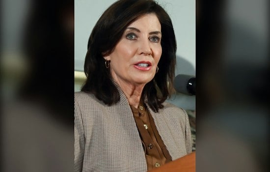Debra Messing Snubs Hochul, Backs GOP's Blakeman for NY Governor Over Costs