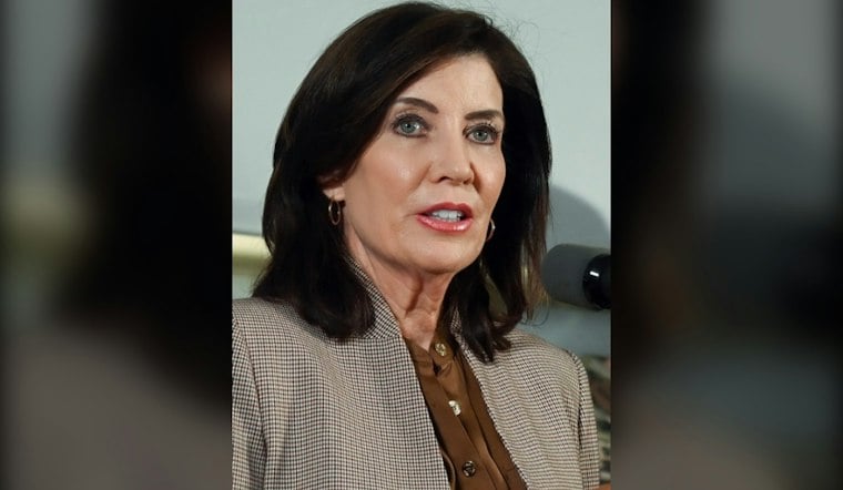 Debra Messing Snubs Hochul, Backs GOP's Blakeman for NY Governor Over Costs