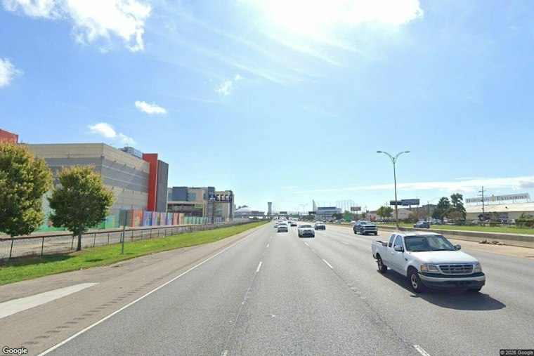 Driver Dies After Crashing Into 18-Wheeler on Pontchartrain Expressway