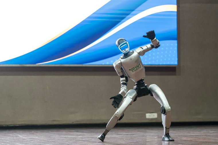 El Paso Nearshoring Summit Showcases Humanoid Robot Ali for 250 Manufacturers