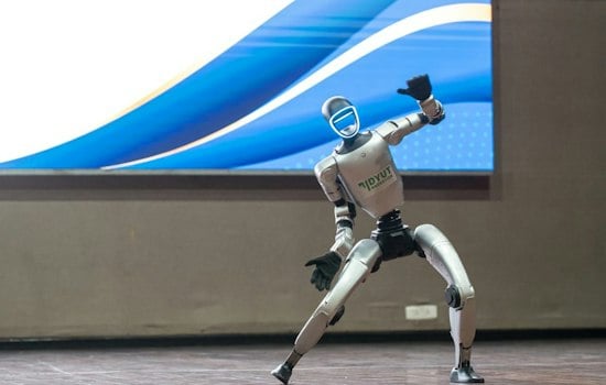 El Paso Nearshoring Summit Showcases Humanoid Robot Ali for 250 Manufacturers