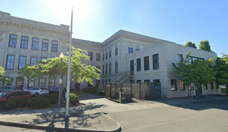 Everett Expands No Sit No Lie Zones Near High School, Library