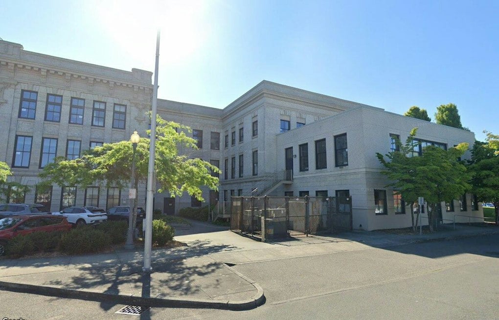Everett Expands No Sit No Lie Zones Near High School, Library