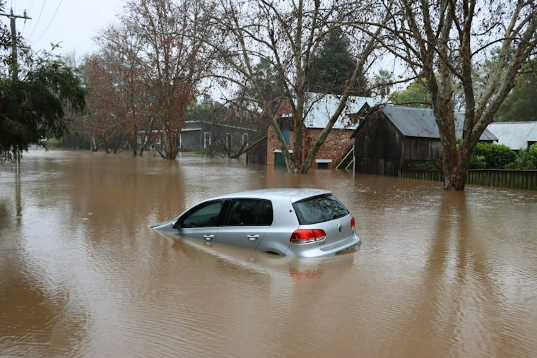 Flash Flooding Traps Six People in Phoenix Wash, Shuts Scottsdale Roads